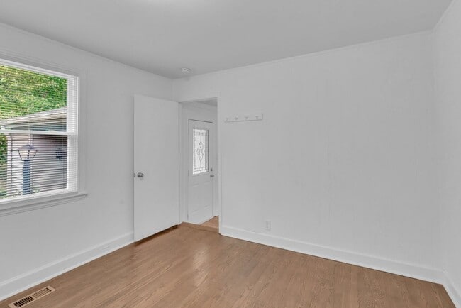 Building Photo - Renovated 4 Bed/ 2 Bath plus office in Mad...