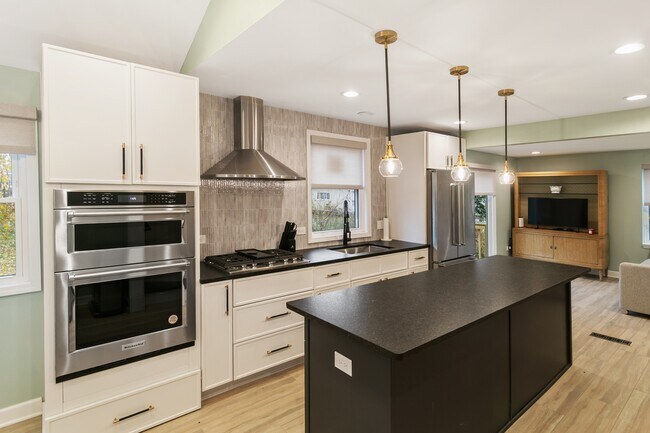 Building Photo - 635 E Prairie Ave