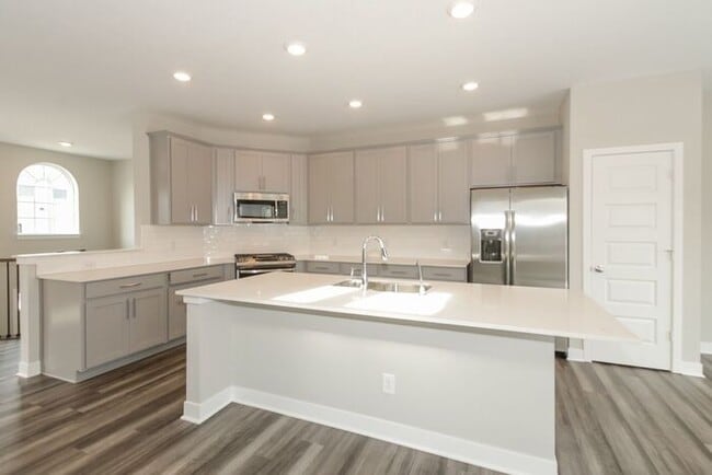 Building Photo - Beautiful Townhome in Carmel