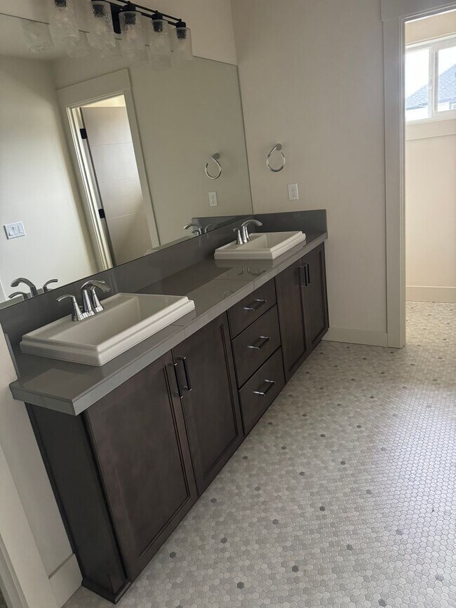 Building Photo - Exceptional 3 Bedroom / 2.5 Bath Modern Townhouse