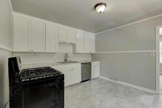 Building Photo - Remodeled 2/1