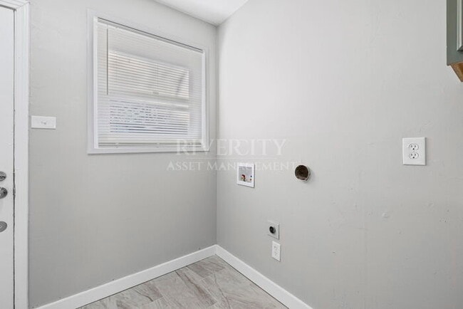 Building Photo - A BERCLAIR BEAUTY!!!