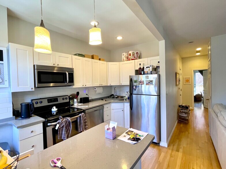 Building Photo - 33 Hanson St