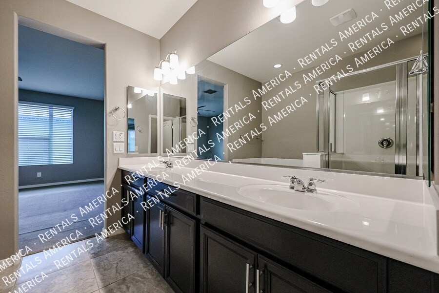 Building Photo - 4212 E Erie St