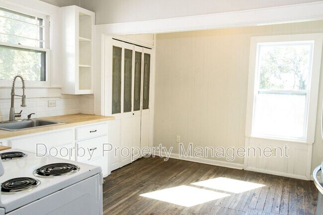 Building Photo - 910 S Crest