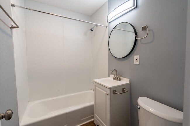 Building Photo - Newly Renovated 3bed 2bath