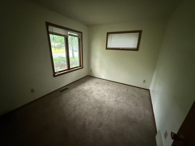 Building Photo - Three Bedroom - Two Bathroom Rambler in Bu...