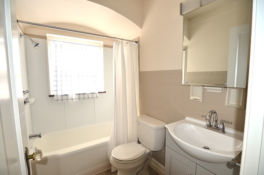 Building Photo - 221 Bank Ave