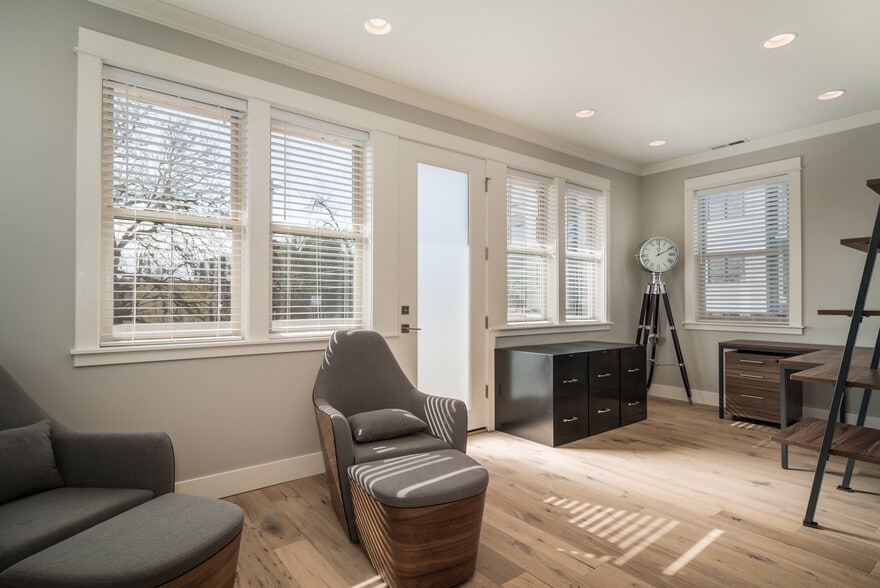 living room - 1605 SE Yukon St