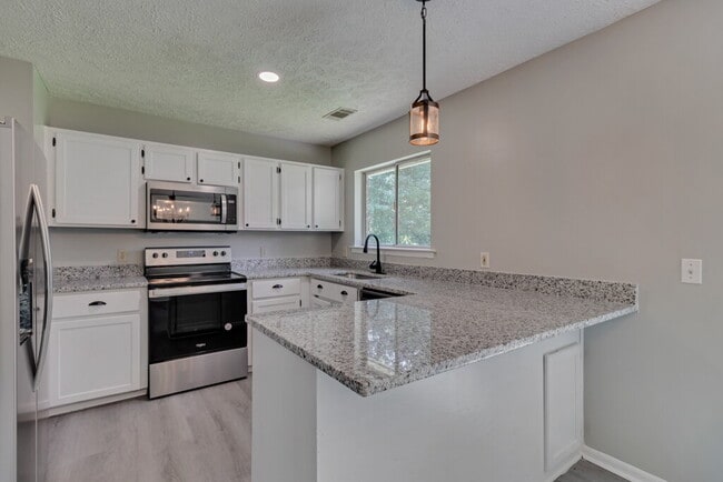 Building Photo - Nicely Renovated Ranch in Richmond Hill with Hard Surface Floors Throughout