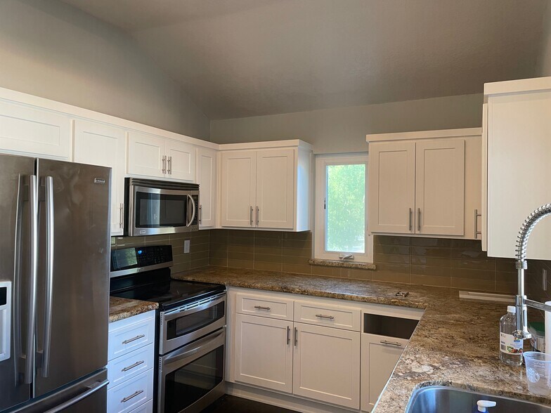 Shaker cabinets - 97 Corsica Dr