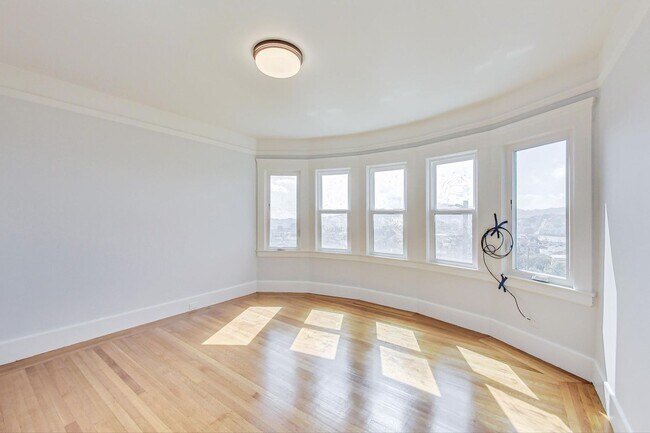 Building Photo - Introducing the Perfect Blend of Elegance and Comfort in San Francisco's Westwood Highlands!