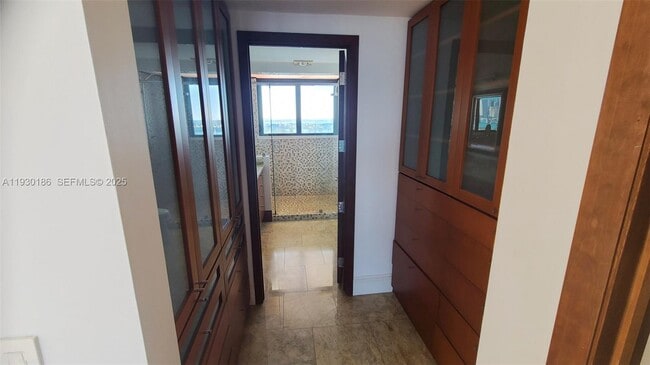 Building Photo - 1000 Venetian Way