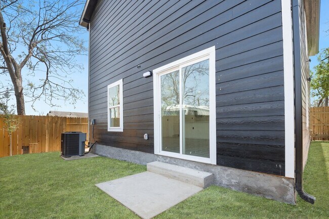 Building Photo - Spacious 3BR House in San Antonio Close to...