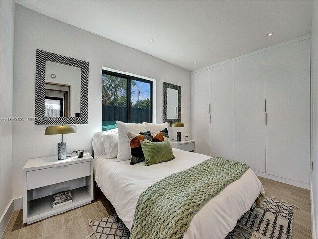 Building Photo - 2066 NE 174th St