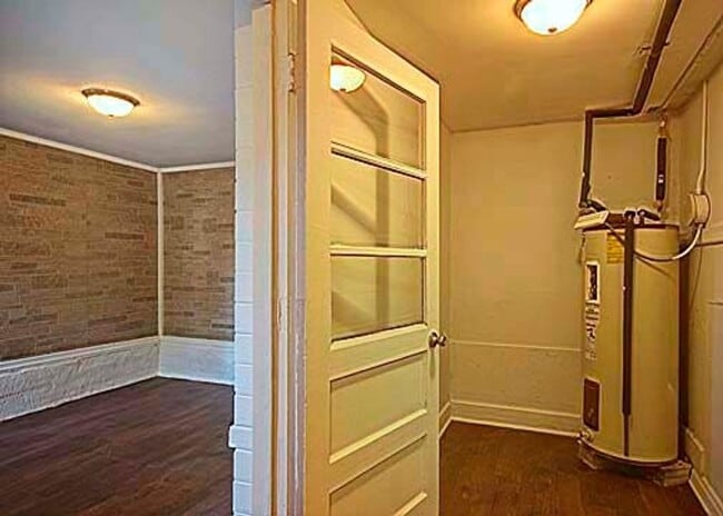 Building Photo - Great Aksarben location!