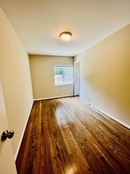 Building Photo - 729 Orange Dr