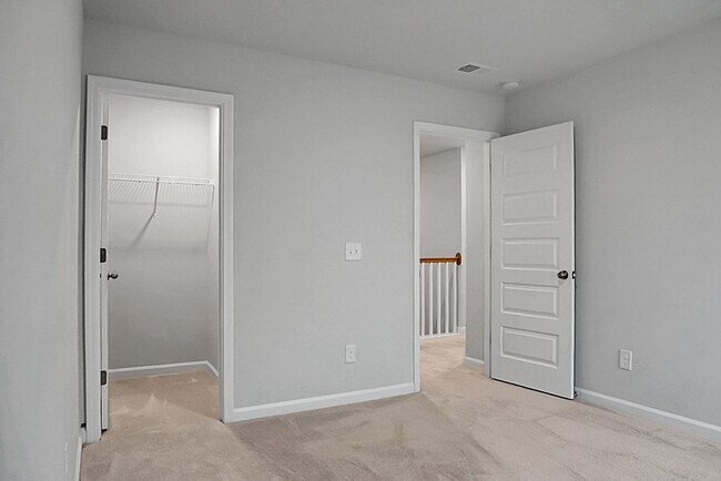 Building Photo - 5 Bedroom, 3.5 Bath, Beautiful Summerville Home, Master on Main