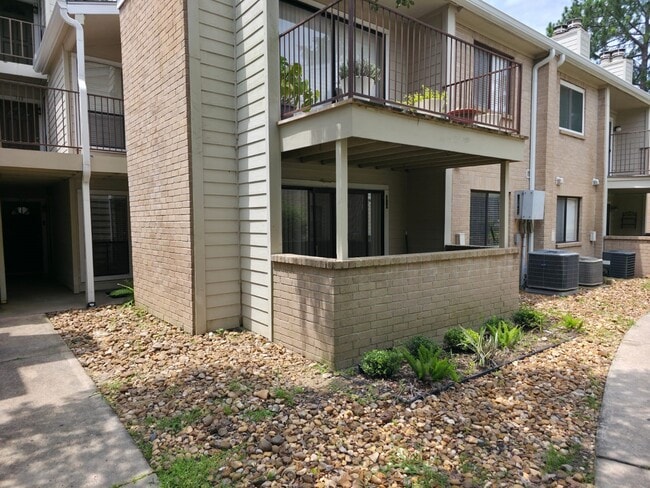 Building Photo - 3500 Tangle Brush Dr