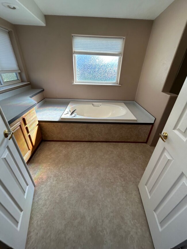 Building Photo - For Lease: 3BR/2BA Home with Spacious Yard...