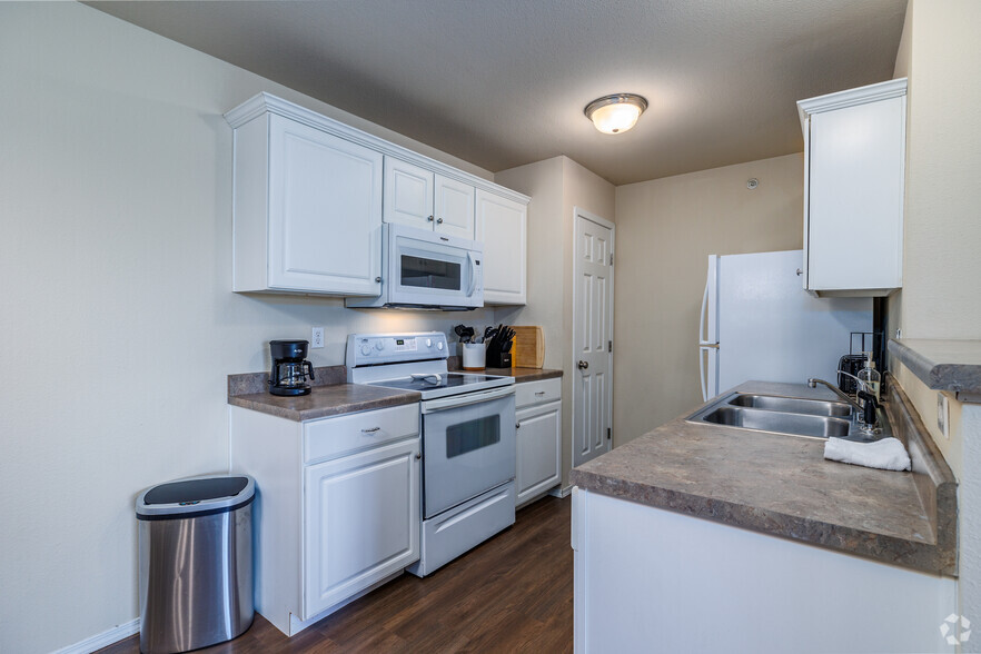 3BR, 2BA - 1310SF - Kitchen - Coryell Crossing