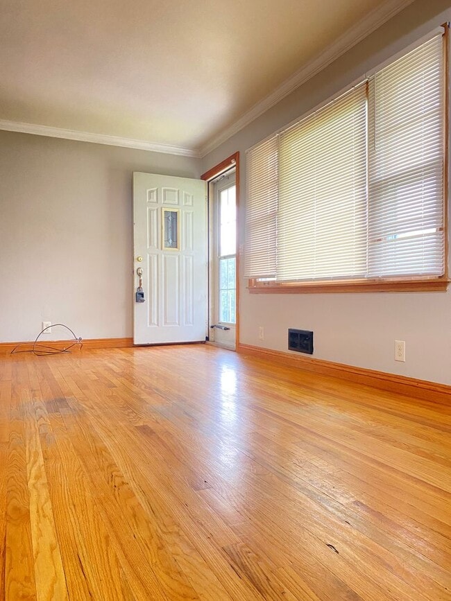 Building Photo - Beautiful 3 bed 1 bath house, over sized driveway, garage and fenced in back yard $1795