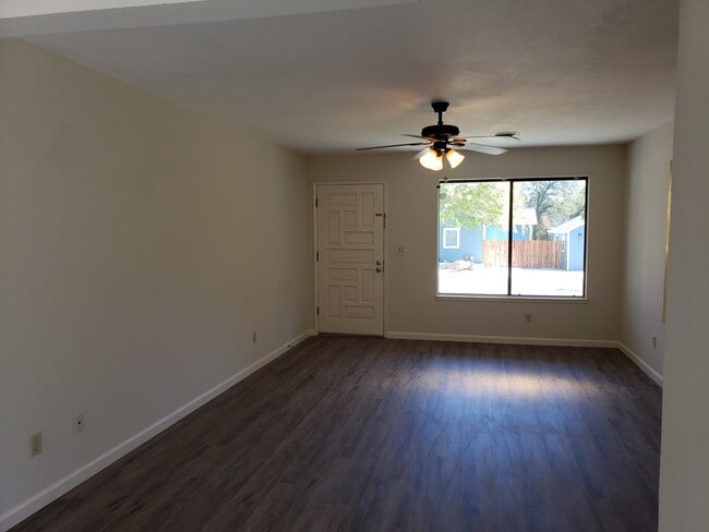 Building Photo - Nice, Cute and Clean!!!