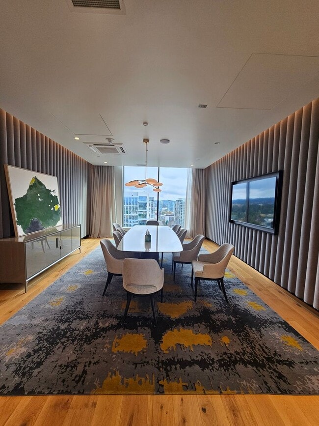Building Photo - Luxurious High Rise Living in Convenient Downtown Bellevue