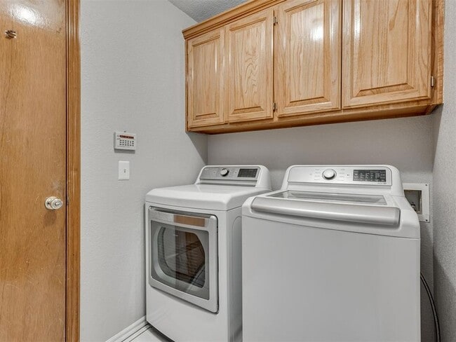 Building Photo - 2608 Southern Hills Dr