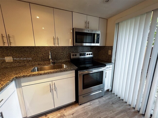 Building Photo - 185 Wimbledon Lakes Dr