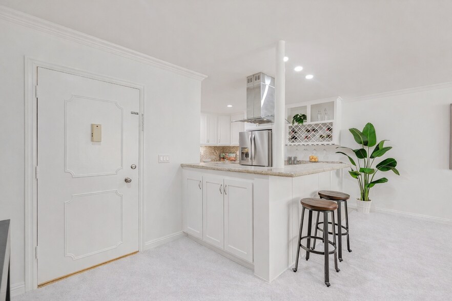 Building Photo - 516 San Vicente Blvd