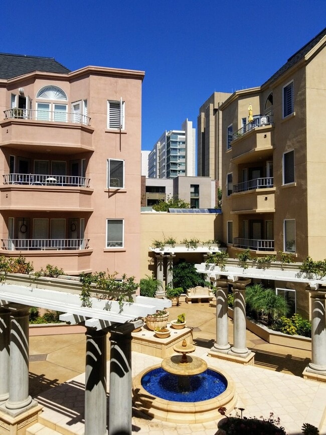 Building Photo - $2595. Marina District upgraded 1bd 1ba with balcony 735 sq ft