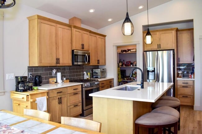 Building Photo - 214 Oak Crest Way