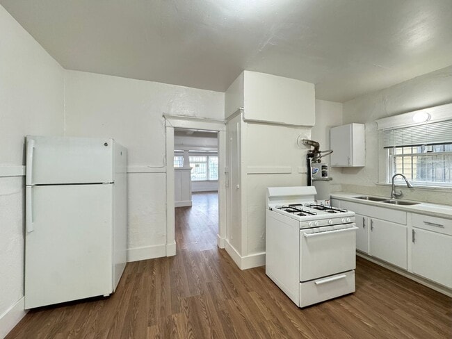 Building Photo - 458 W Vernon Ave