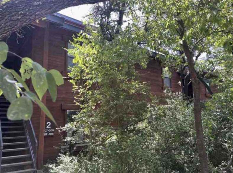 Building Photo - 4711 Spicewood Springs Rd