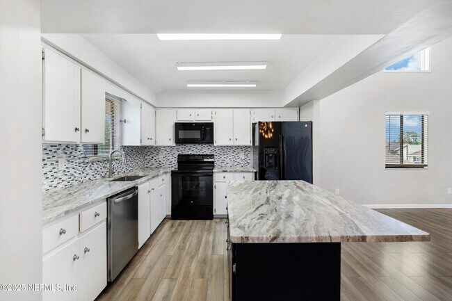 Building Photo - 17 Clinton Ct S