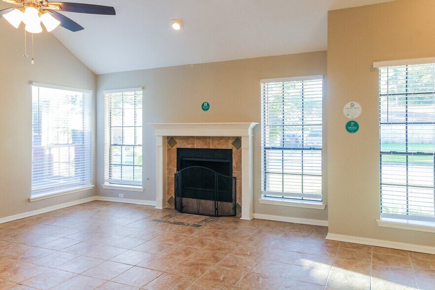 Building Photo - 2711 Knollbrook Ln