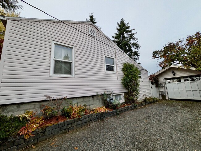 Building Photo - Darling 2 Bed 1 Bath 1940's Cottage Near Multnomah Village is a Must See!