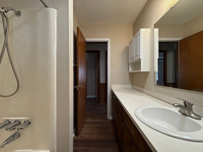 Building Photo - 2 Bedroom, 1 Bathroom Home