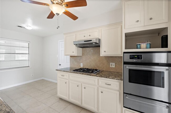Building Photo - 1607 Buescher Dr