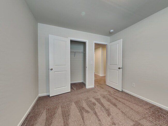 Building Photo - Burnside Farms! Fenced in Backyard! Near U...