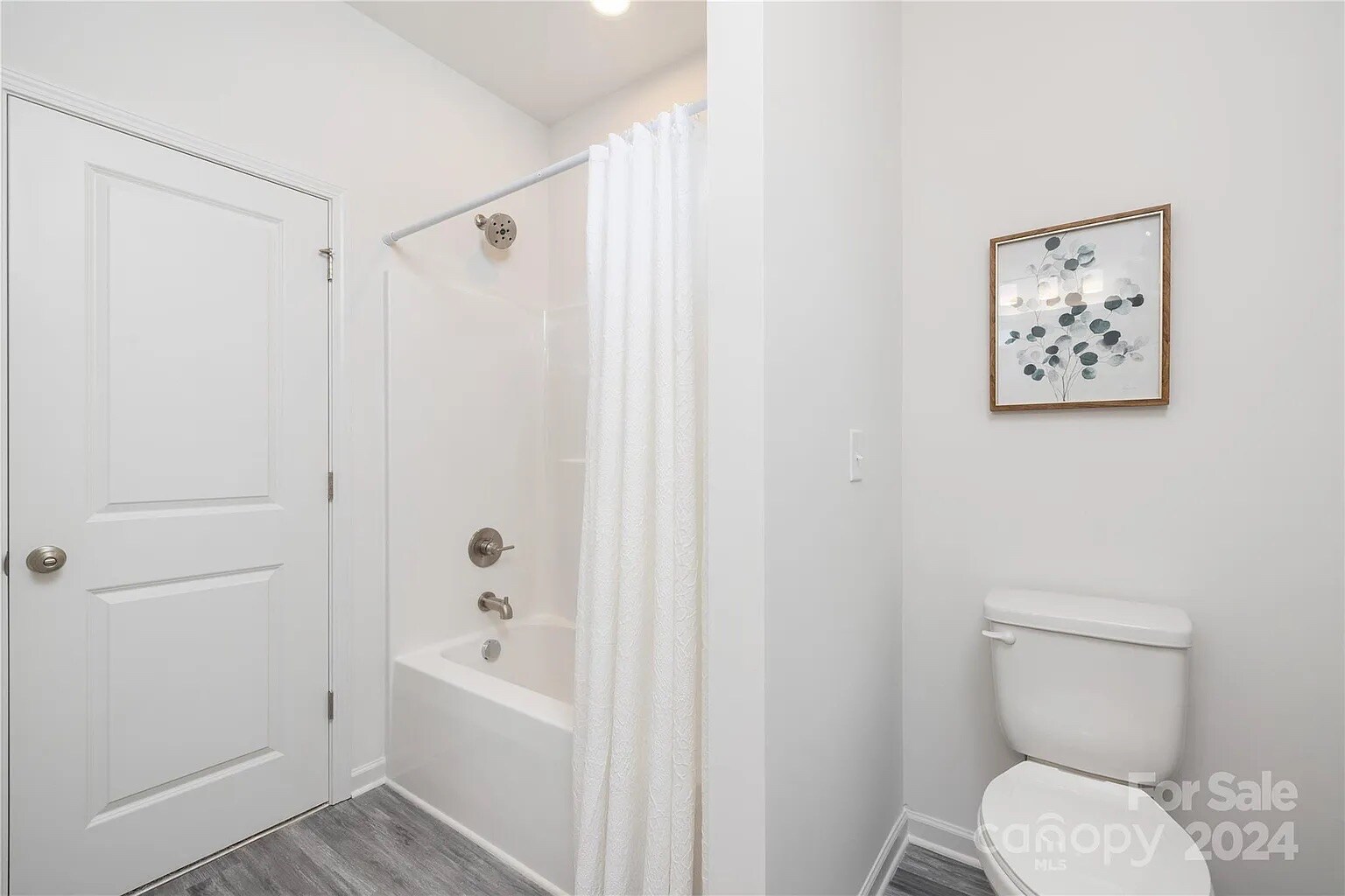 Building Photo - Room in House on Oakwood Rd