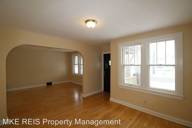 Living Room - 2902 E Van Norman Ave
