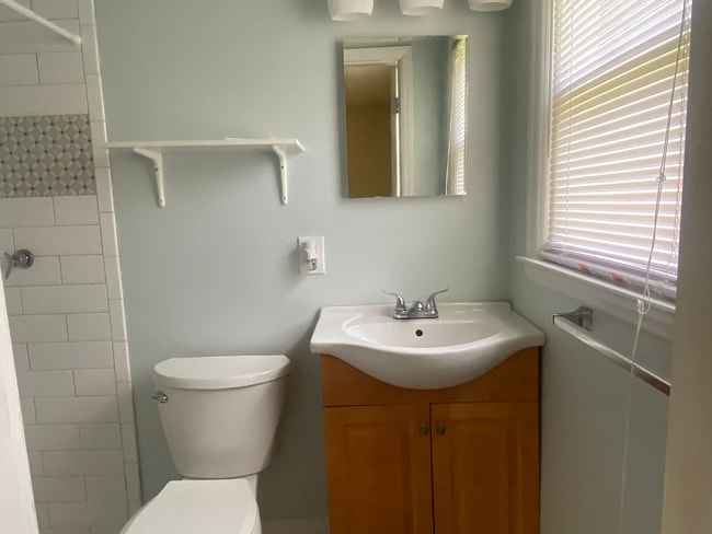 Building Photo - This quiet home in the Starmount neighborhood