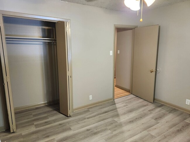 Building Photo - 2B/1B Townhome