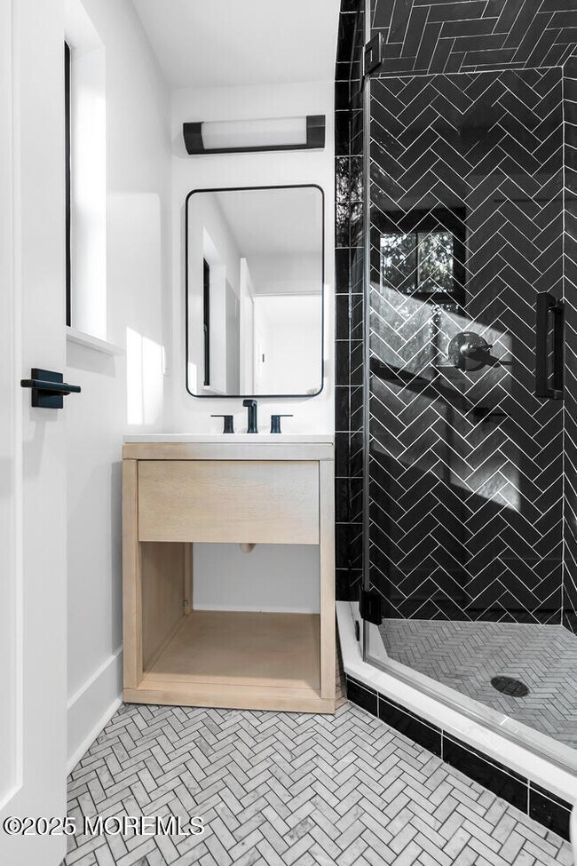 Building Photo - 516 River Rd