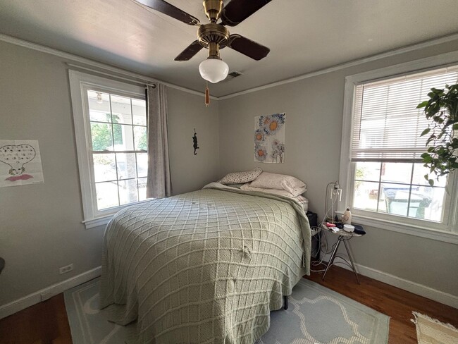 Building Photo - Rosewood Cutie