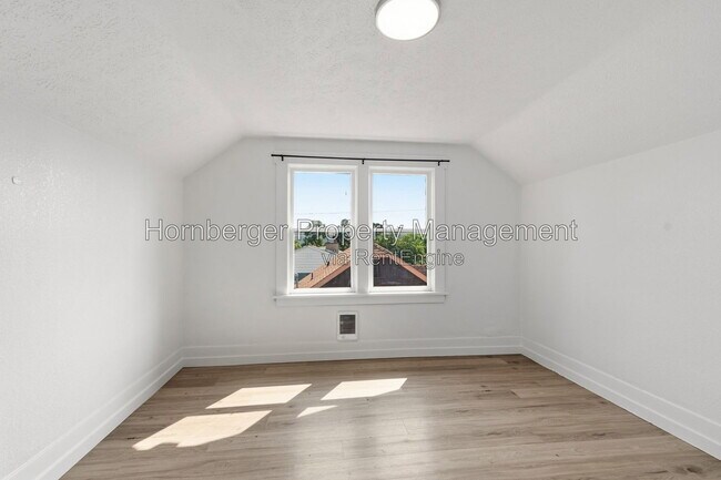 Building Photo - 2719 E Columbia Ave