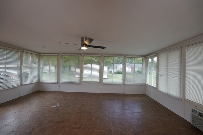 Building Photo - 505 Westchester Dr