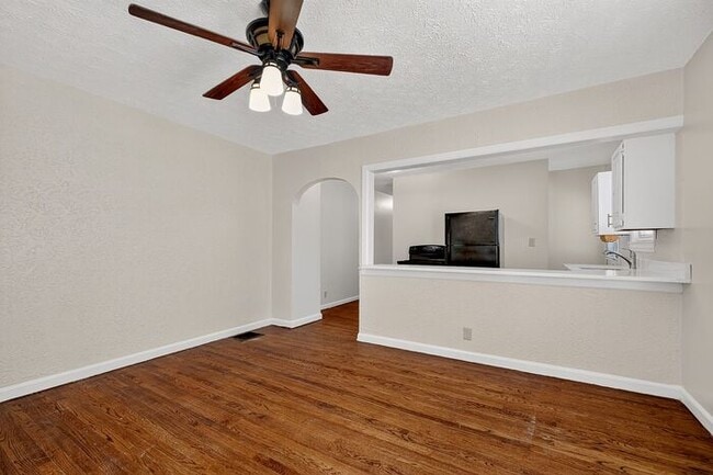 Building Photo - Freshly Updated Home in Warren Township